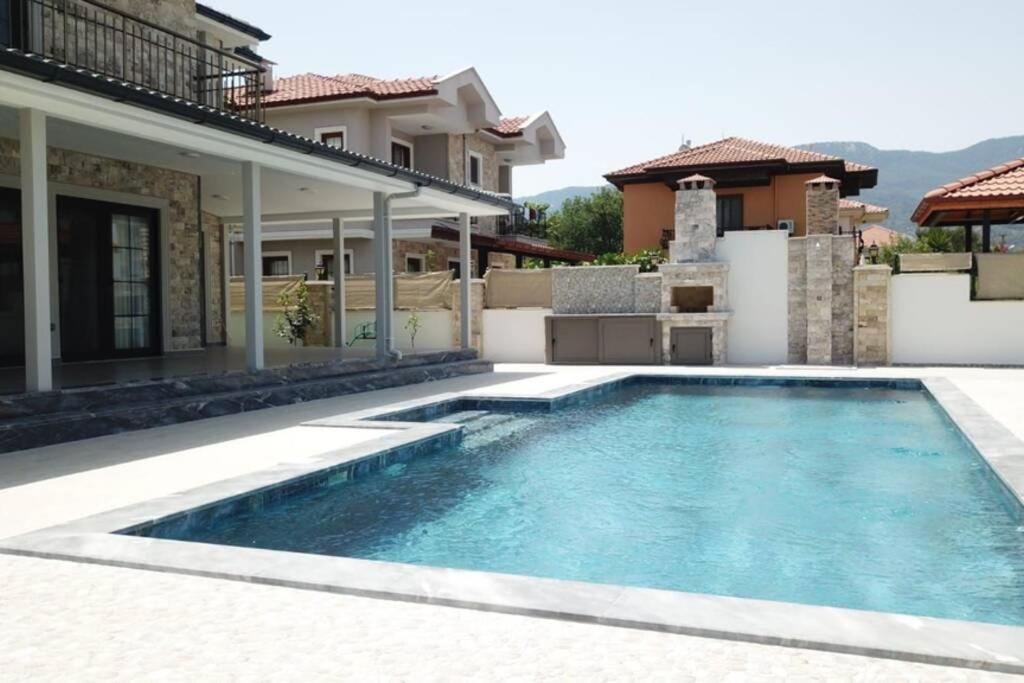 Bazén v ubytování Villa ERTUNÇ - Kaliteli Tatilin Adresi nebo v jeho okolí