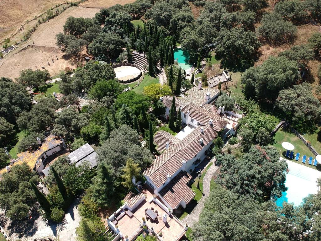 een luchtzicht op een herenhuis met een zwembad bij Los Pilares de Ronda Boutique & Hotel in Ronda