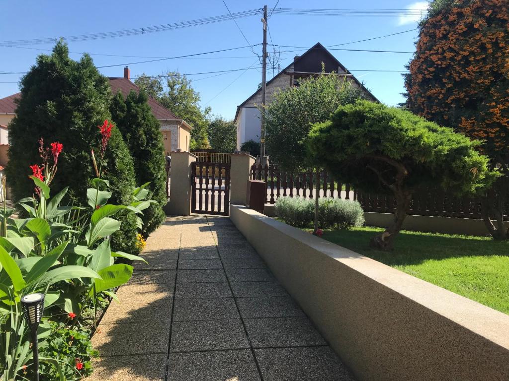 Ogród w obiekcie Apartman TinaSol