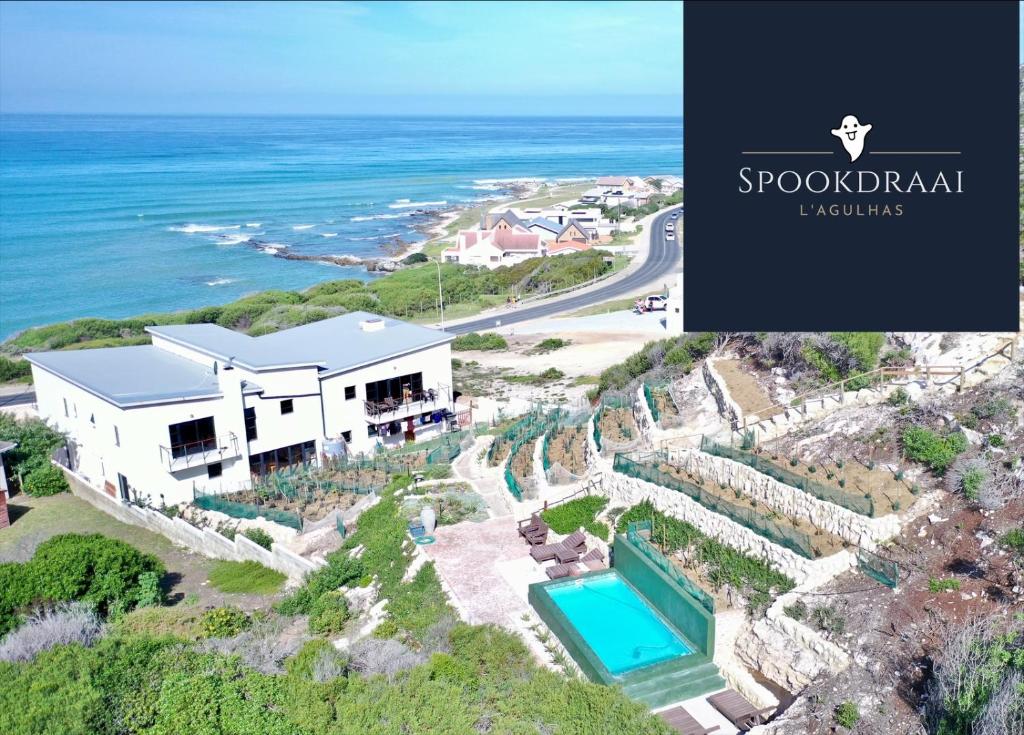 een villa met uitzicht op de oceaan bij Spookdraai B&B in Agulhas