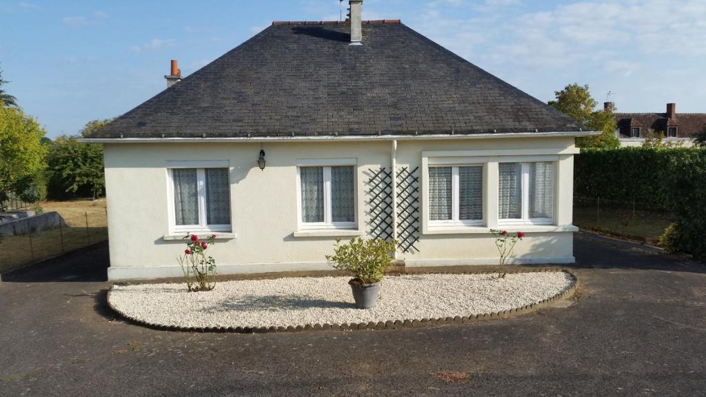 una pequeña casa blanca con techo en Le petit Husseau en Montlouis-sur-Loire