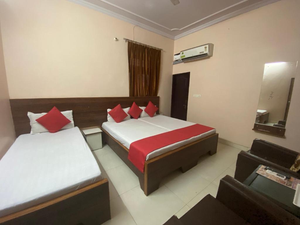 En eller flere senge i et værelse på Hotel Aarjee Crescent Jaipur