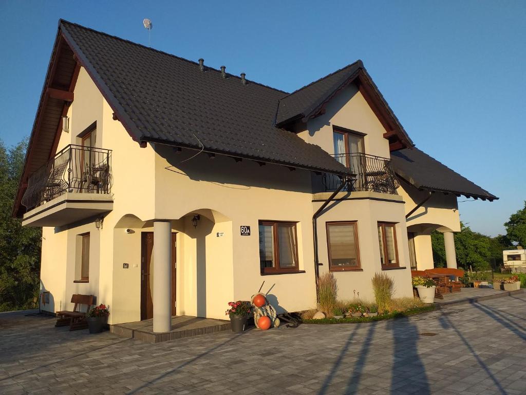 克里尼查謨爾斯卡的住宿－Kapitański Dworek，黑色屋顶的大型白色房屋