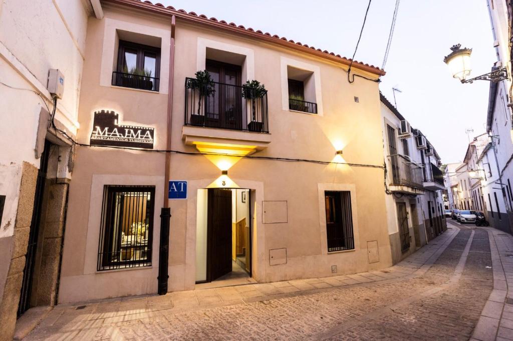 ein Gebäude an der Straßenseite in der Unterkunft Apartamentos turísticos MAJMA in Cáceres