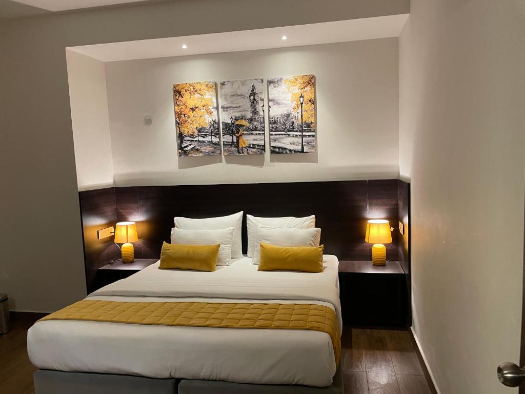 Postel nebo postele na pokoji v ubytování Eiffel Suites - Kammanahalli