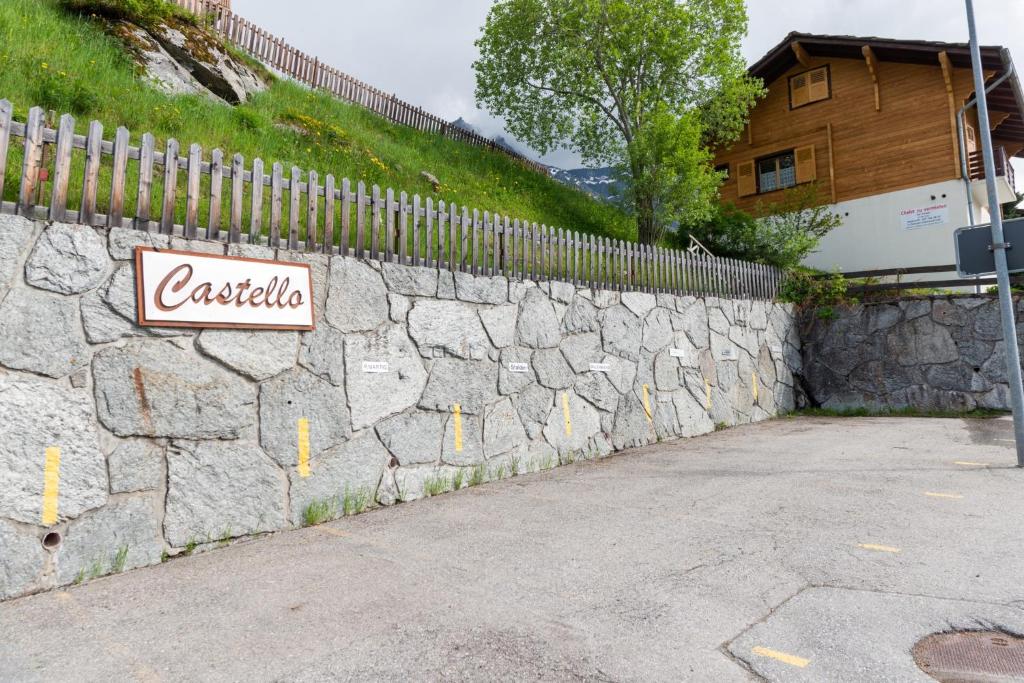 En logo, et sertifikat eller et firmaskilt på Apartment Castello
