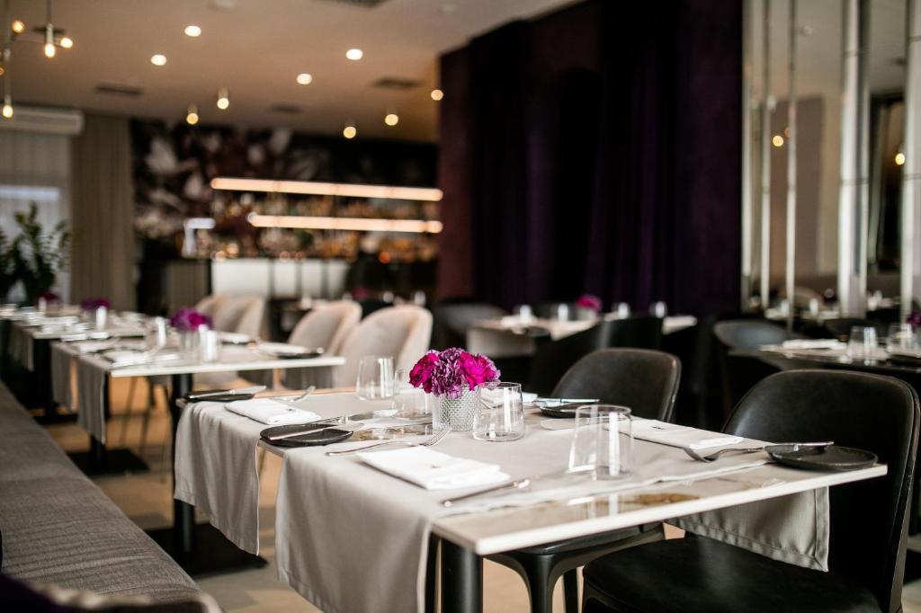 Reštaurácia alebo iné gastronomické zariadenie v ubytovaní HOTEL GRANO Gdańsk Old Town - GRANO HOTEL Gdańsk Old Town