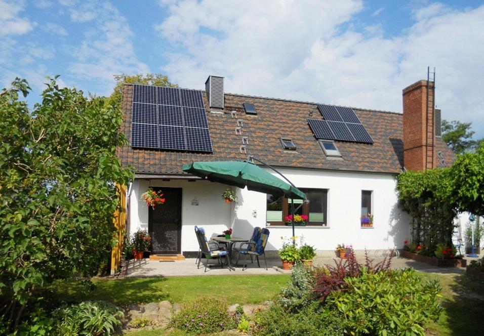 Casa blanca con paneles solares en el techo en Apartement Sonnenschein en Klausdorf Mecklenburg Vorpommern