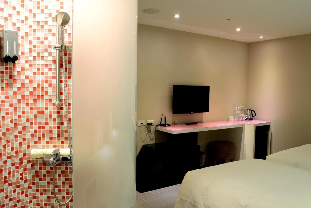 TV a/nebo společenská místnost v ubytování Wholesome Hotel
