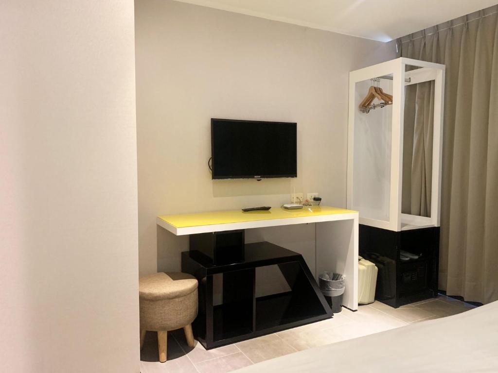 TV a/nebo společenská místnost v ubytování Wholesome Hotel