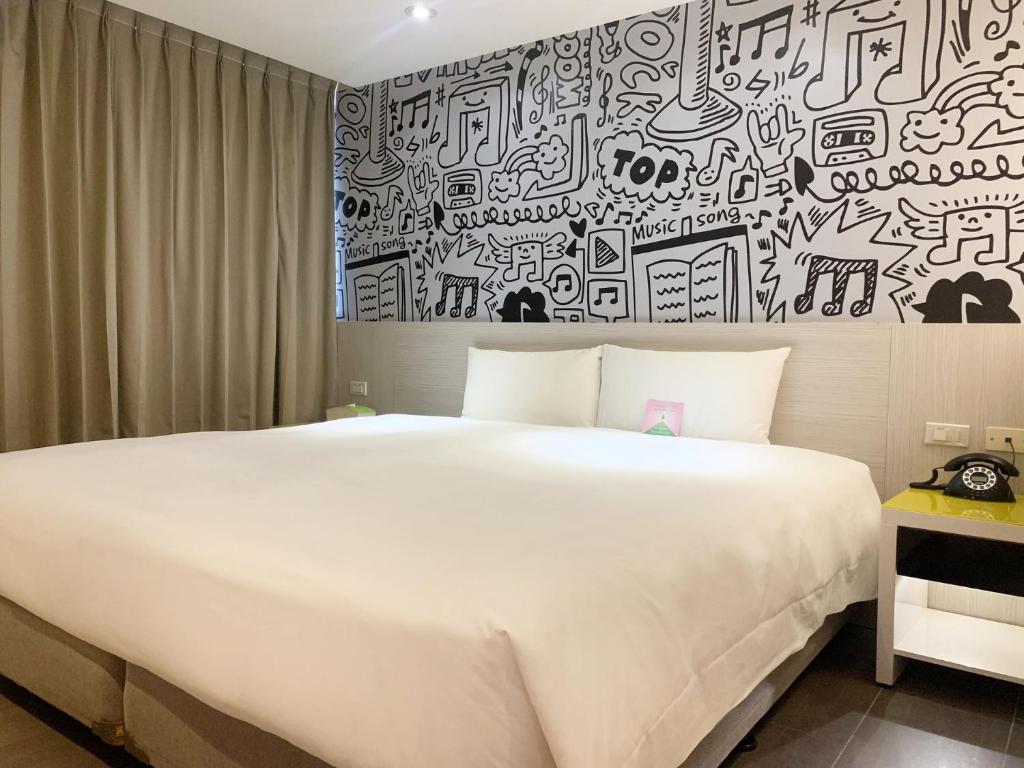Postel nebo postele na pokoji v ubytování Wholesome Hotel