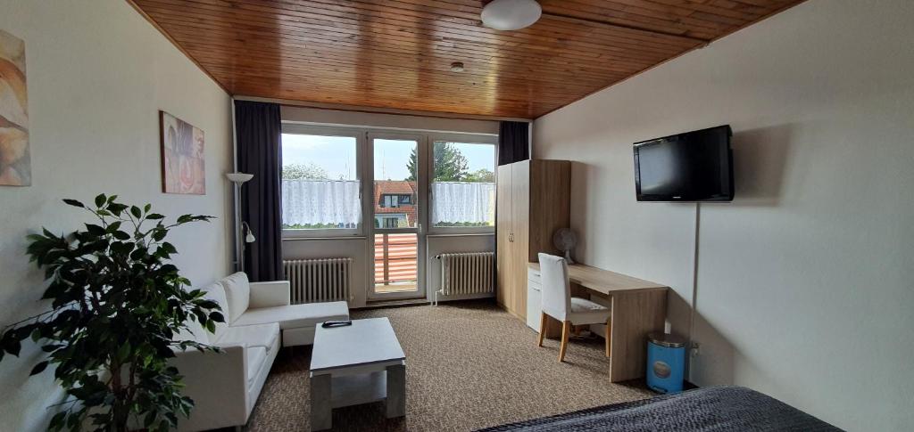 een woonkamer met een tv en een bank en een tafel bij M-Tourist in Praag