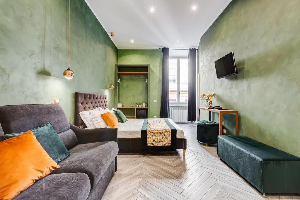 salon z kanapą i łóżkiem w obiekcie Ripetta Natural Suites w Rzymie