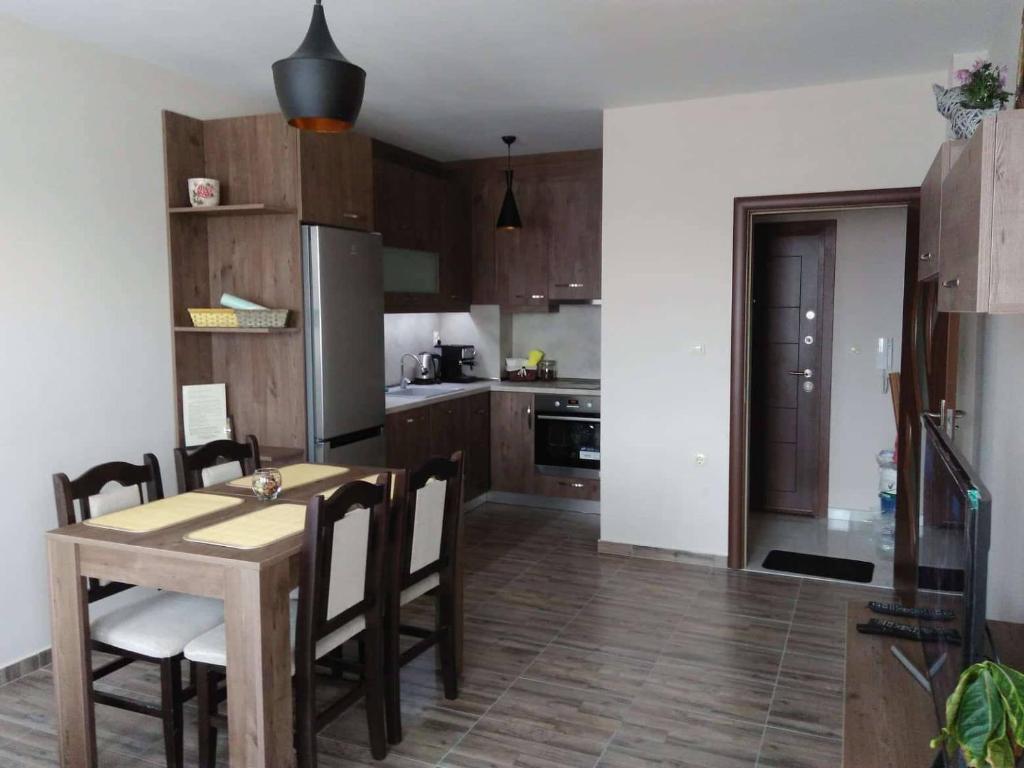 Nev Apart New في فيلينغراد: مطبخ مع طاولة وكراسي في غرفة