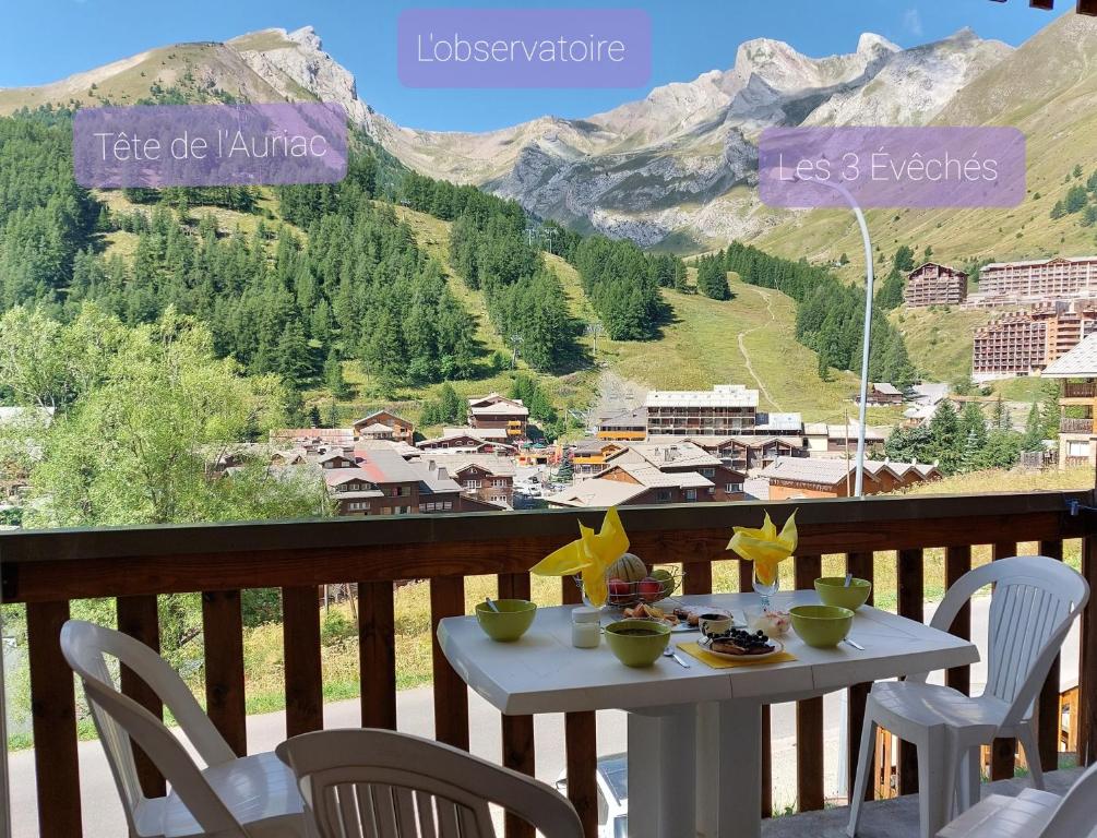 uma mesa e cadeiras numa varanda com vista para a montanha em La Foux d'Allos IDEAL 4 personnes em La Foux