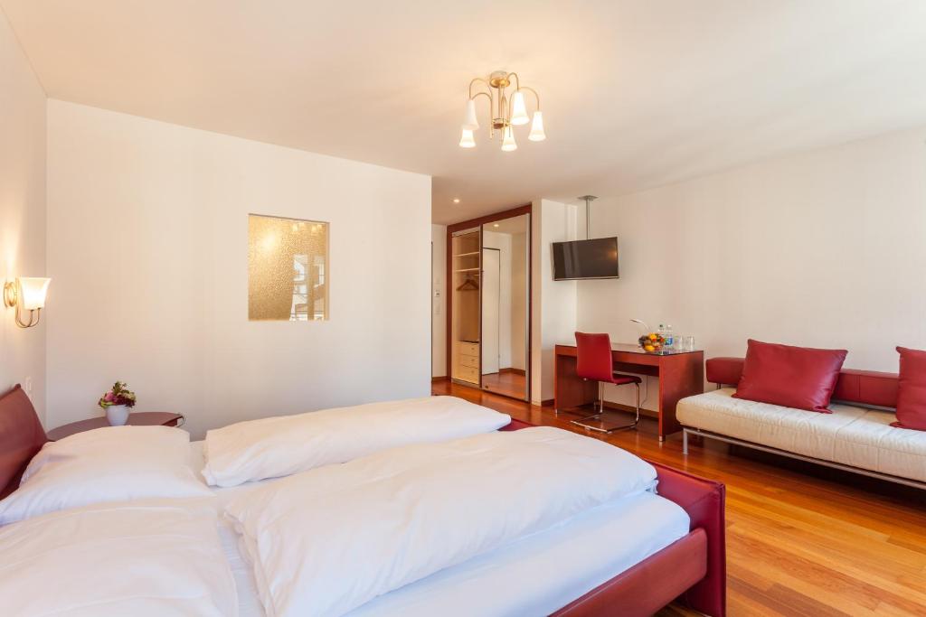 Postel nebo postele na pokoji v ubytování Weisses Rössli Swiss Quality Hotel