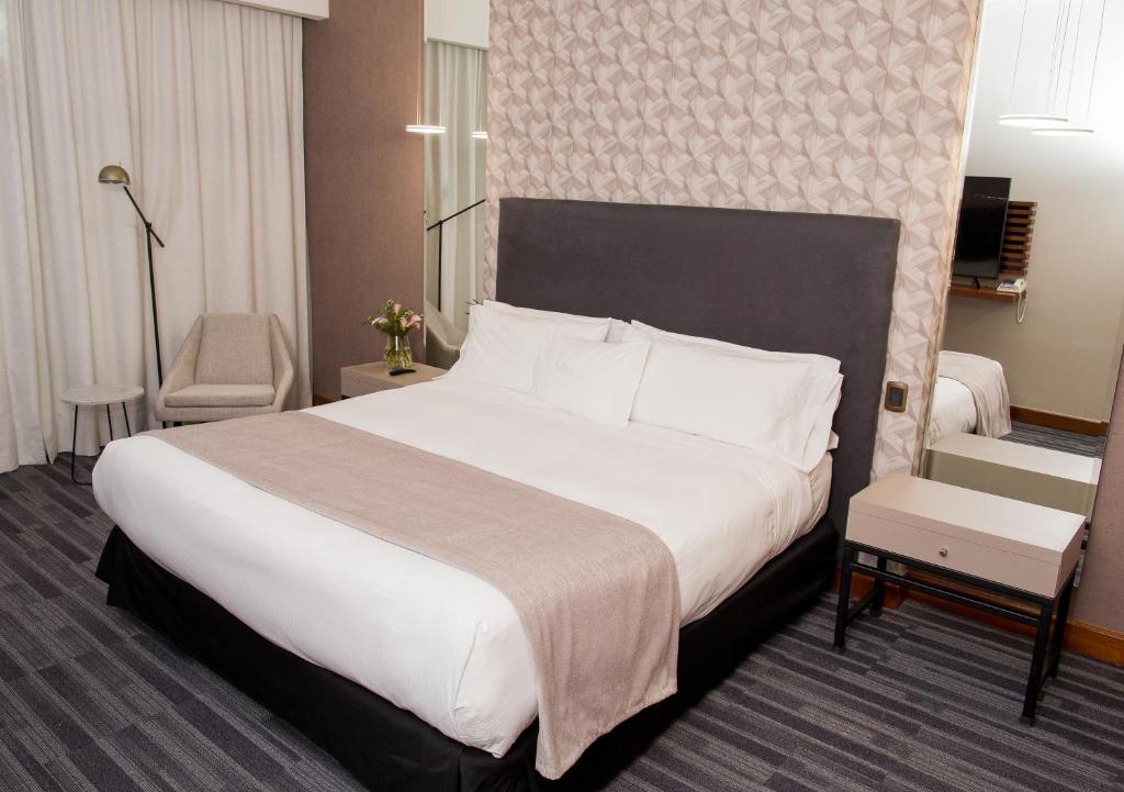 Una cama o camas en una habitación de MDS Hotel Concepción