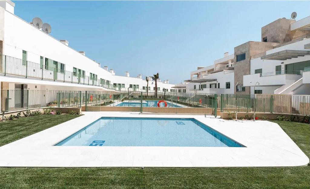 Basen w obiekcie OCEAN APARTAMENT !! 1ª Línea del Mar, piscina, parking, wifi lub w pobliżu