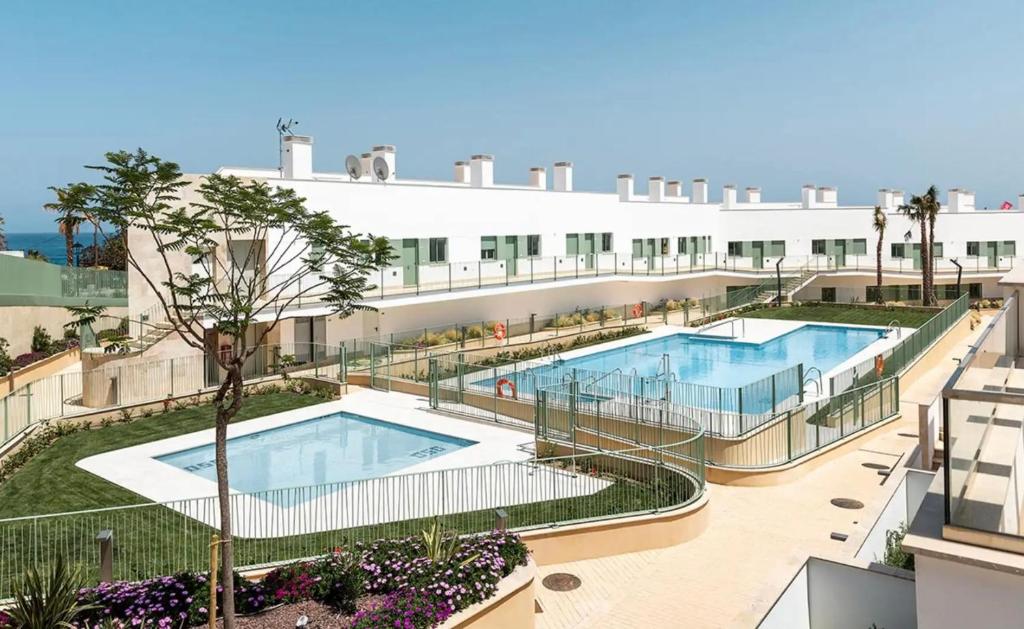 Basen w obiekcie OCEAN APARTAMENT !! 1ª Línea del Mar, piscina, parking, wifi lub w pobliżu