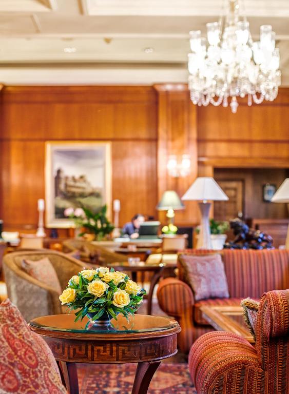 Posezení v ubytování Wildflower Hall, An Oberoi Resort, Shimla