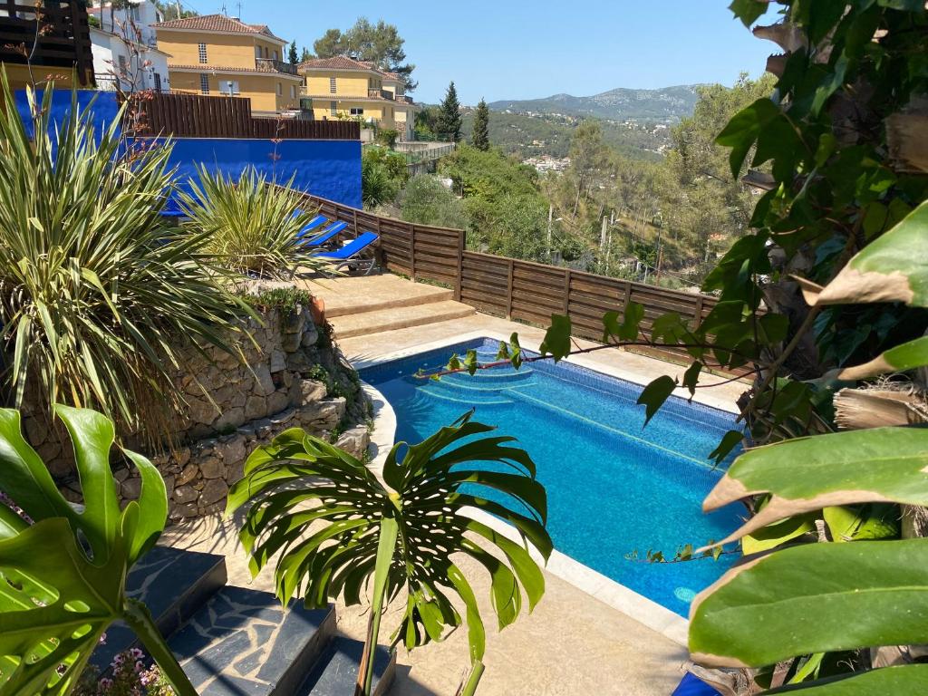- une piscine au milieu d'une maison dans l'établissement Villa Charma with private pool and Air conditioning close to sitges in peaceful location, à Olivella
