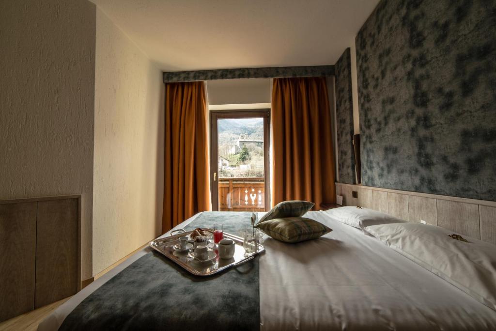 Postel nebo postele na pokoji v ubytování Hotel Comtes De Challant Albergo Etico Valle d'Aosta