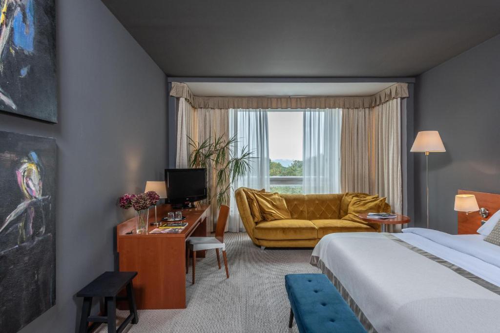 Postel nebo postele na pokoji v ubytování Art Hotel Prague