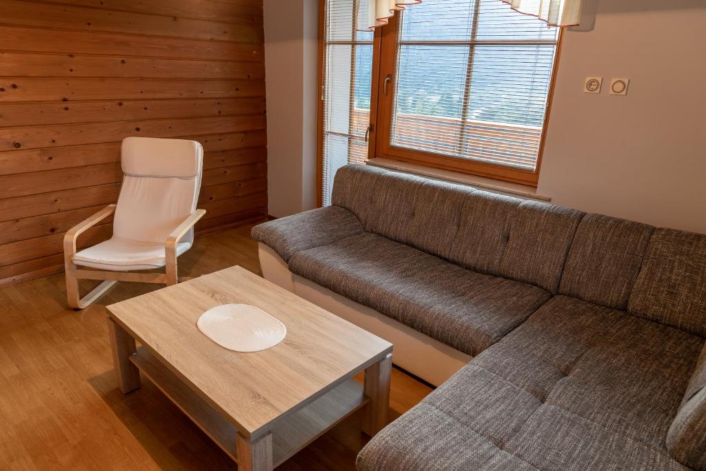 Зона вітальні в Apartma Gaby