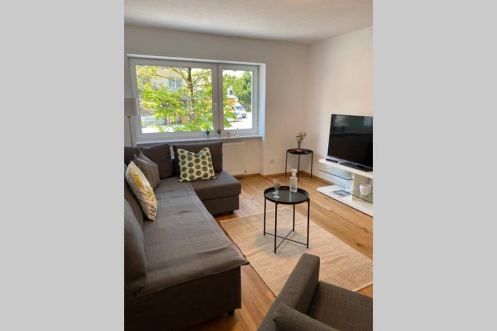 sala de estar con sofá y TV en Wohnung 2 in zentraler Lage im Rheintal, en Götzis