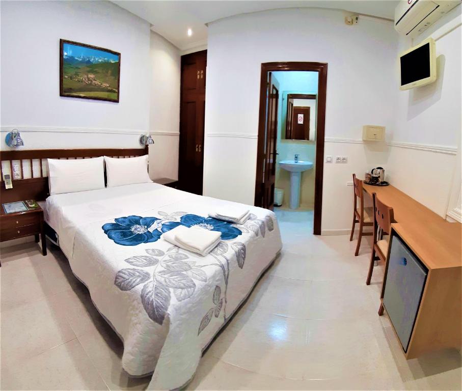 Cama ou camas em um quarto em Hostal Dulcinea