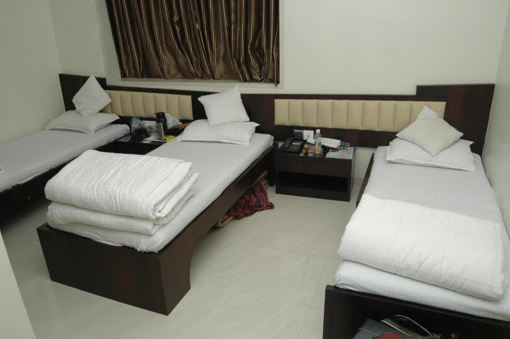 Postel nebo postele na pokoji v ubytování Hotel Causeway, Colaba