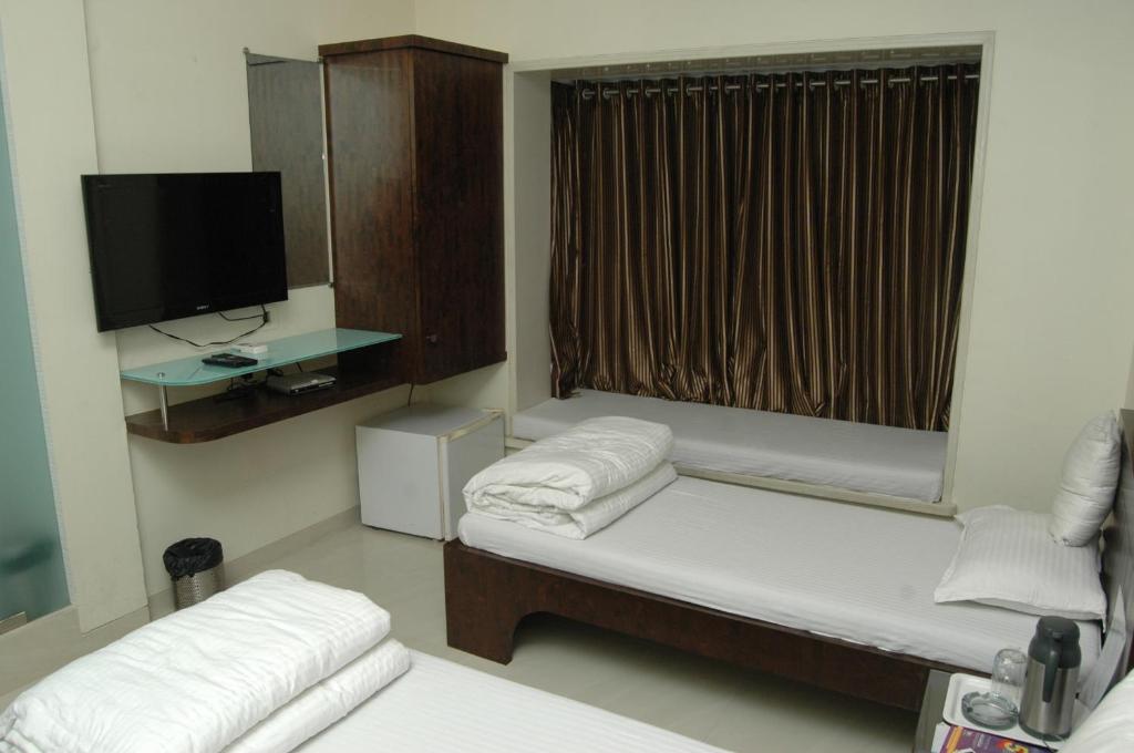 Postel nebo postele na pokoji v ubytování Hotel Causeway, Colaba