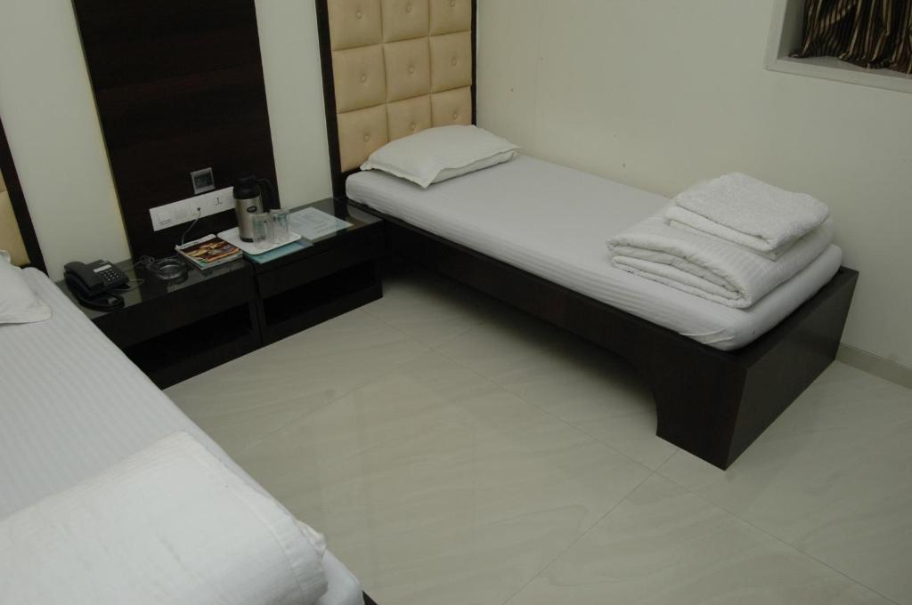 Postel nebo postele na pokoji v ubytování Hotel Causeway, Colaba