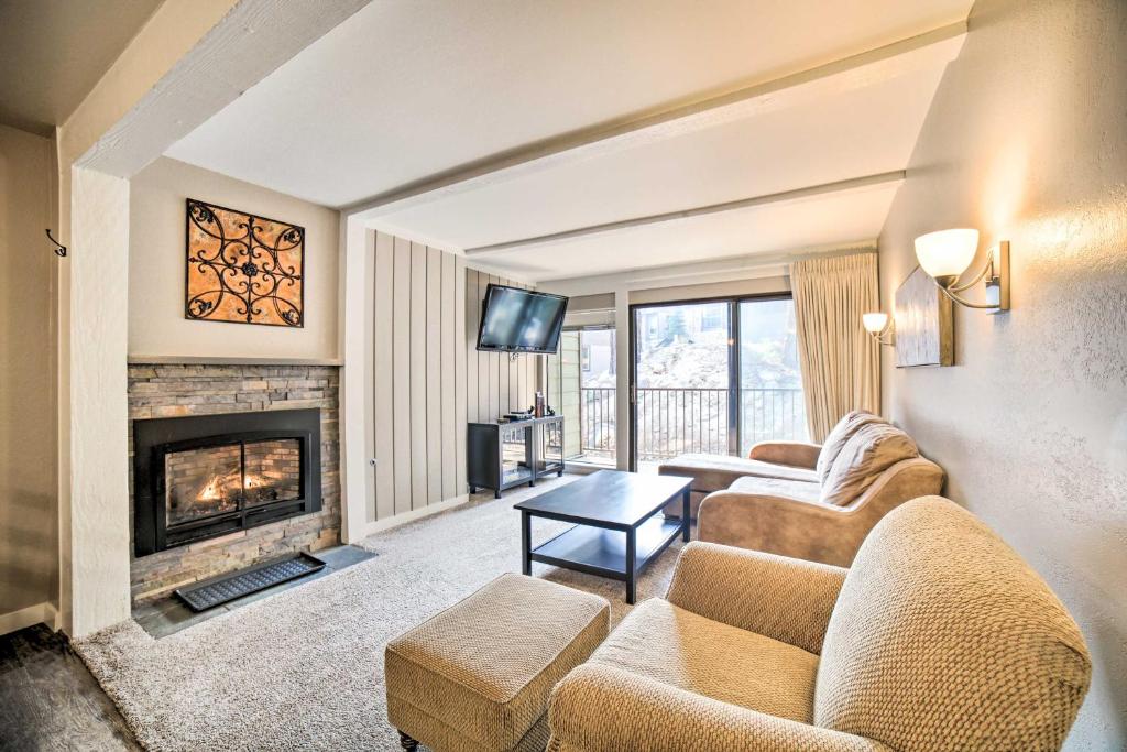 Una sala de estar con dos sofás y una chimenea. en Mammoth Mtn Escape with Pool and Walk to Ski Lift, en Mammoth Lakes