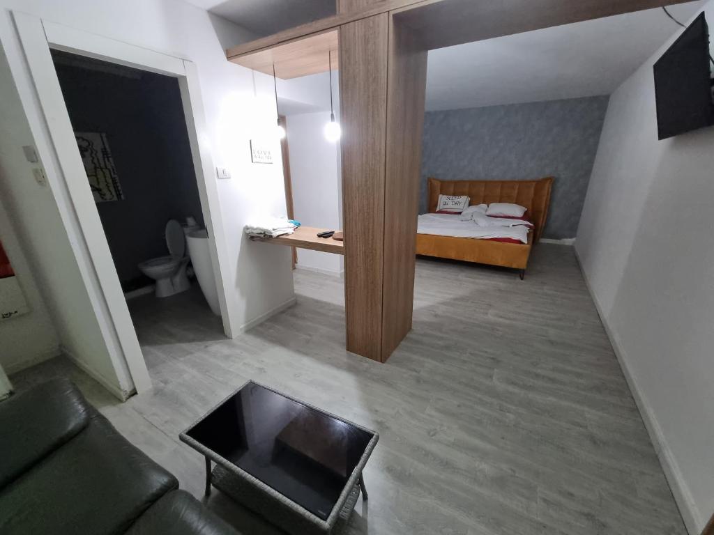 mały pokój z łóżkiem i stołem w obiekcie Liraz suits w mieście Riszon le-Cijjon