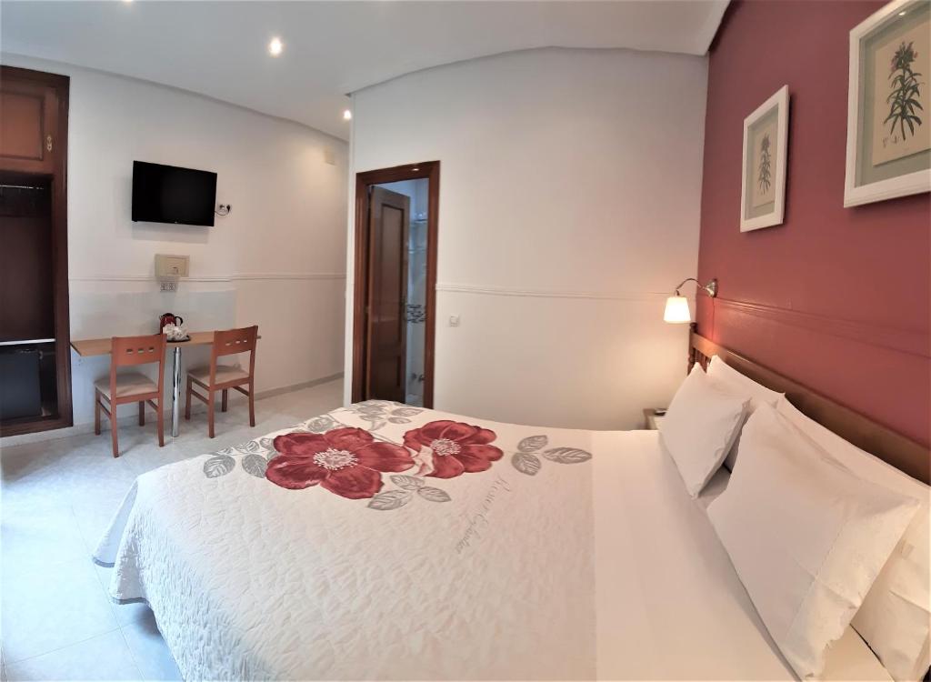 Cama ou camas em um quarto em Hostal Dulcinea