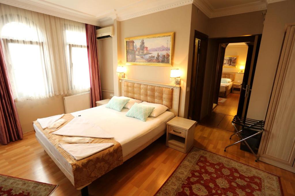 Postel nebo postele na pokoji v ubytování Tashkonak Studio Suites