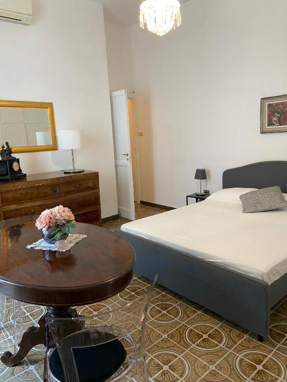 Rooms in San Domenico Maggiore 3