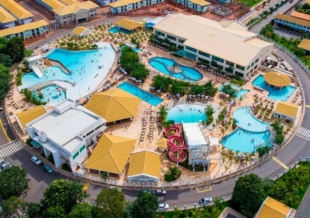 uma vista panorâmica de um resort com piscinas e escorregas em Lacqua diRoma - Hotel e Parque Aquático em Caldas Novas