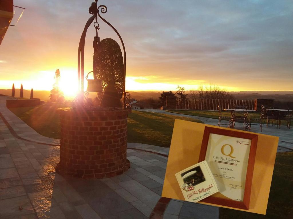 uma imagem do pôr do sol atrás de um monumento em Locanda Bellavista em Tigliole