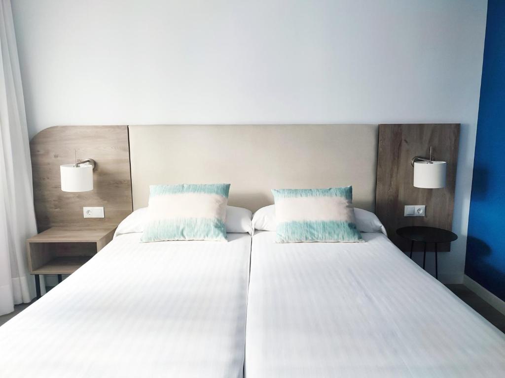 A bed or beds in a room at Hotel Flats Friends Mar Blau