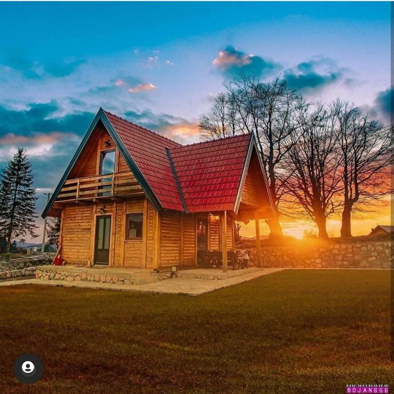 Východ nebo západ slunce při pohledu z chaty nebo okolí