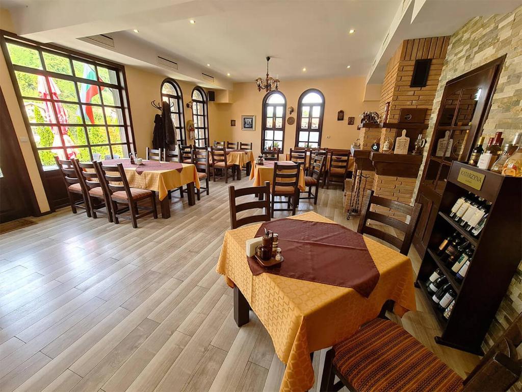 Restaurace v ubytování Family Hotel Chiflik Hills