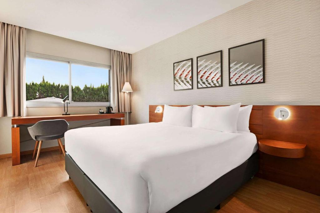 Cama o camas de una habitación en Ramada by Wyndham Valencia Almussafes