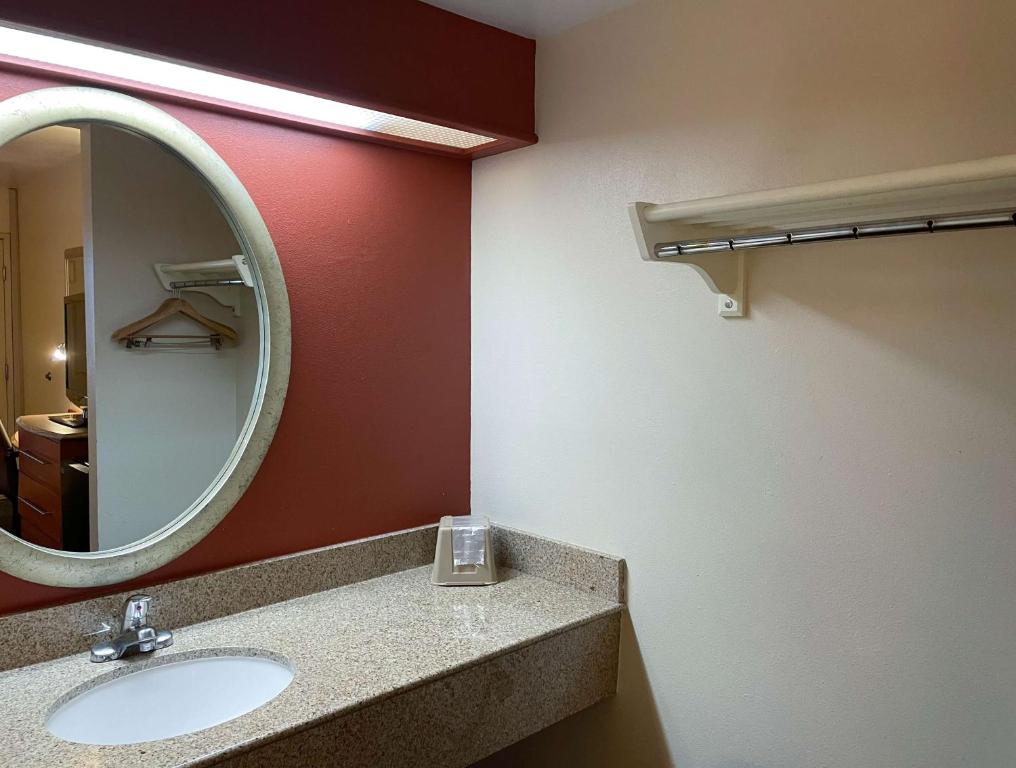 Koupelna v ubytování Motel 6 Barstow, CA I15 and Lenwood Road