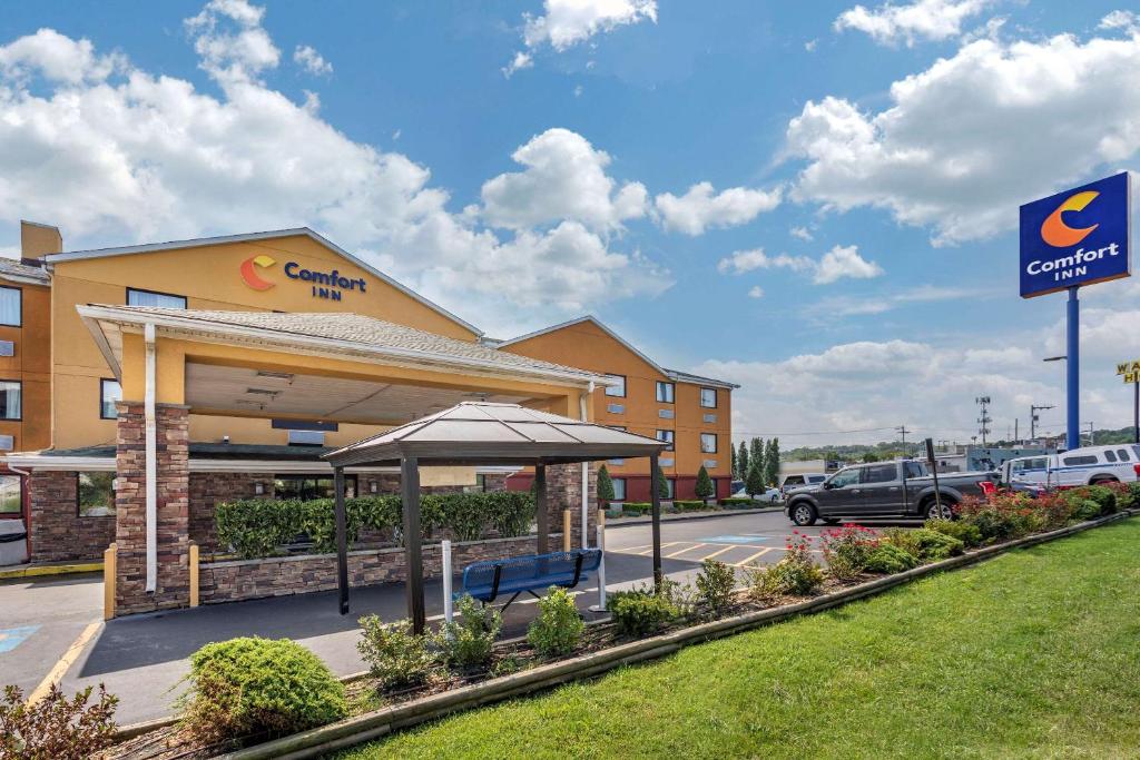 eine Tankstelle mit Sonnenschirm auf einem Parkplatz in der Unterkunft Comfort Inn Nashville West in Nashville
