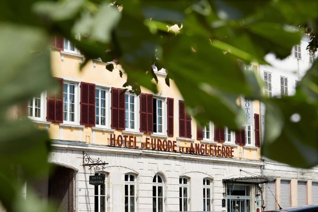 un bâtiment avec volets rouges sur son côté dans l'établissement Best Western Plus d'Europe et d'Angleterre, à Mâcon
