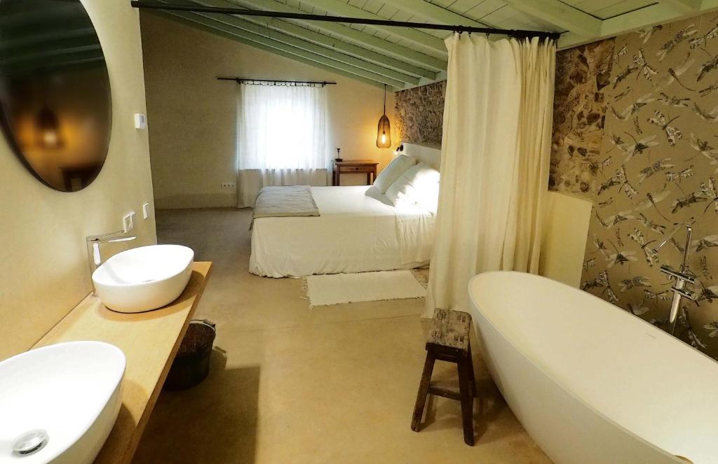 A bed or beds in a room at Mas Rauric
