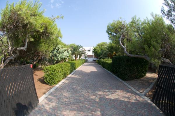une passerelle traversant un parc arboré et un bâtiment dans l'établissement Villa delle Agavi, à Campomarino