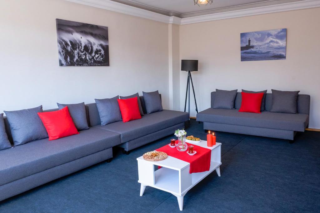 uma sala de estar com dois sofás e uma mesa em 3+1 NEW Kadıköy Istanbul entire flat furnished apartment for rent in the heart of Kadikoy! em Istambul